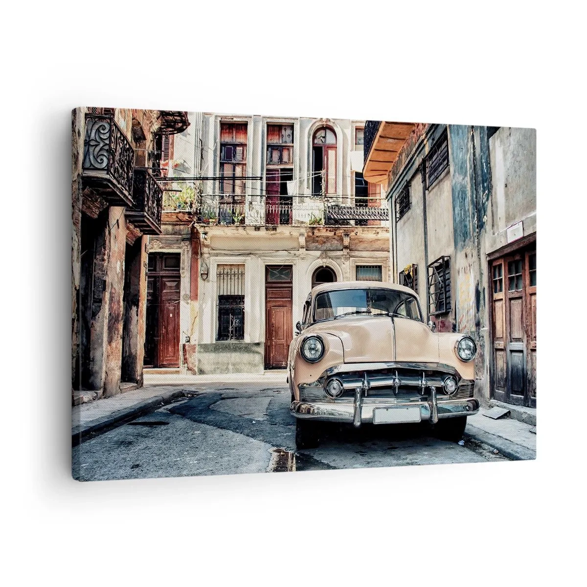 Canvastavla - Bild på duk - En klassisk bil mot bakgrund av urban arkitektur - 70x50cm - Siesta i Havana - Modern väggdekoration för vardagsrum och sovrum ARTTOR