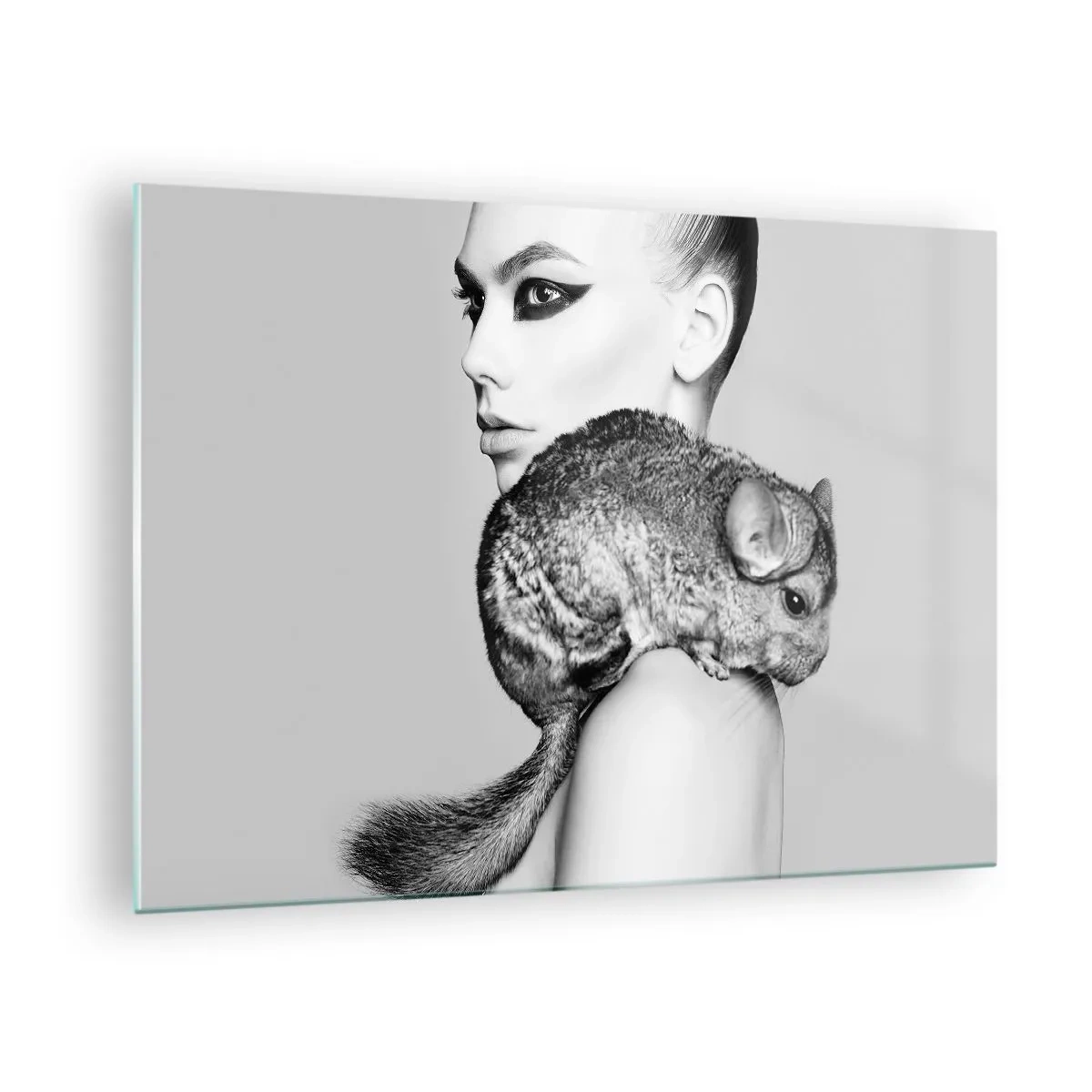 Glastavla - Bild på glas - Porträtt av en kvinna med en chinchilla i svartvitt - 70x50cm - Dam med chinchilla - Modern väggdekoration för vardagsrum och sovrum ARTTOR