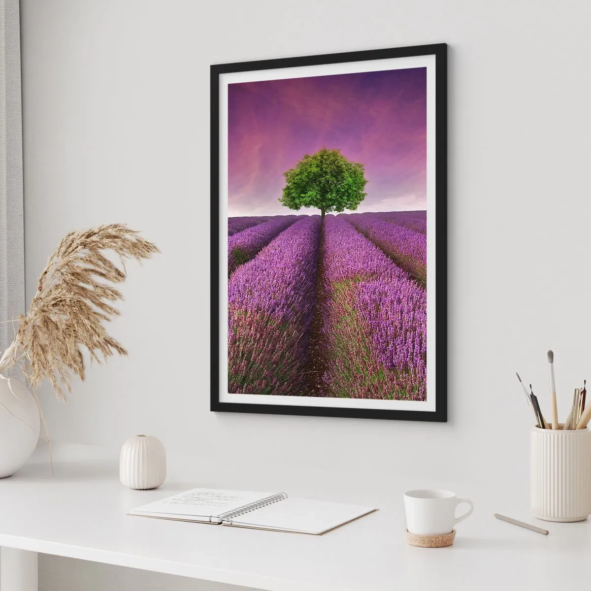 Affisch i svart ram - Ett lavendelfält med ett ensamt träd mot en lila himmel - 50x70cm - På lavendelåkrarna - Modern väggdekoration för vardagsrum och sovrum ARTTOR