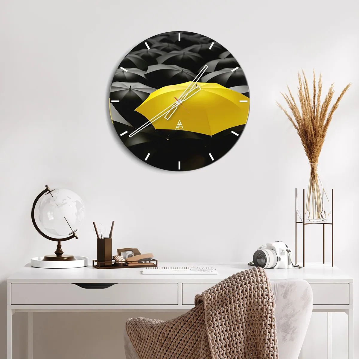Väggklocka - Klocka på glas - Ett gult paraply som sticker ut mot den svarta bakgrunden - 30x30cm - Farväl sorgen - Modern väggdekoration för vardagsrum, kök och sovrum ARTTOR