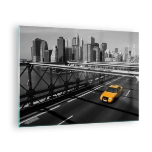 Glastavla - Bild på glas - En gul taxi på en bro med utsikt över Manhattan - 70x50cm - Storstadens färg - Modern väggdekoration för vardagsrum och sovrum ARTTOR
