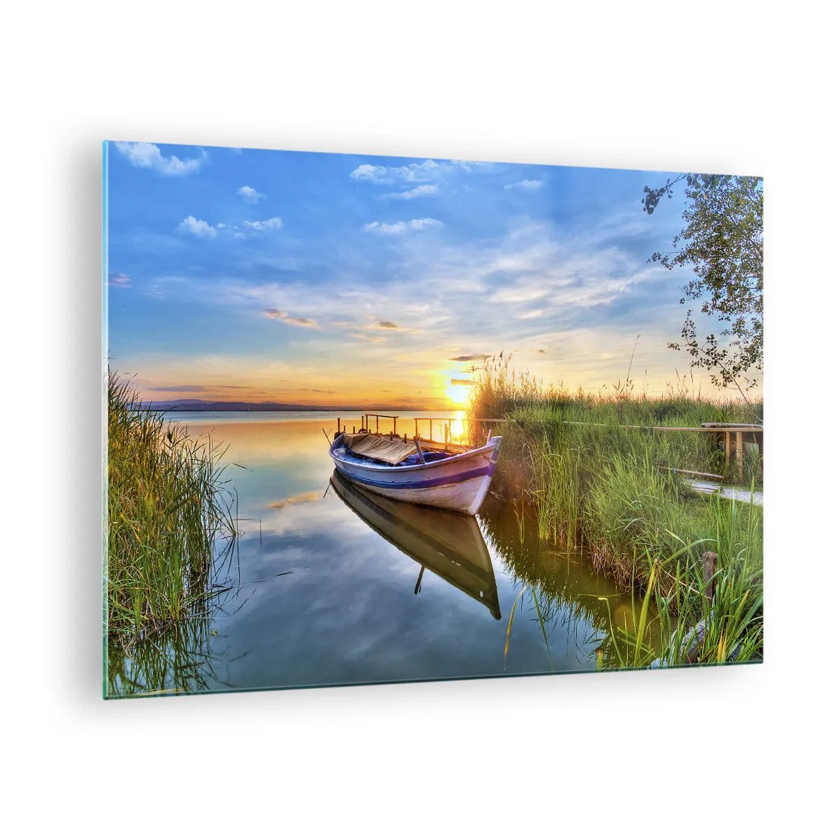 Glastavla - Bild på glas - En båt förtöjd vid stranden av en sjö vid solnedgången - 70x50cm - Uppfyllda drömmars vik - Modern väggdekoration för vardagsrum och sovrum ARTTOR