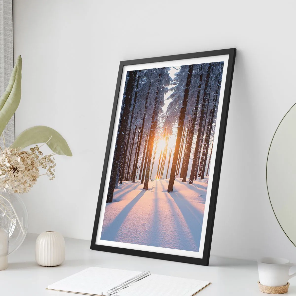 Affisch i svart ram - Vinterskog med solstrålar som skiner genom träden - 50x70cm - Tydligt svart på vitt - Modern väggdekoration för vardagsrum och sovrum ARTTOR