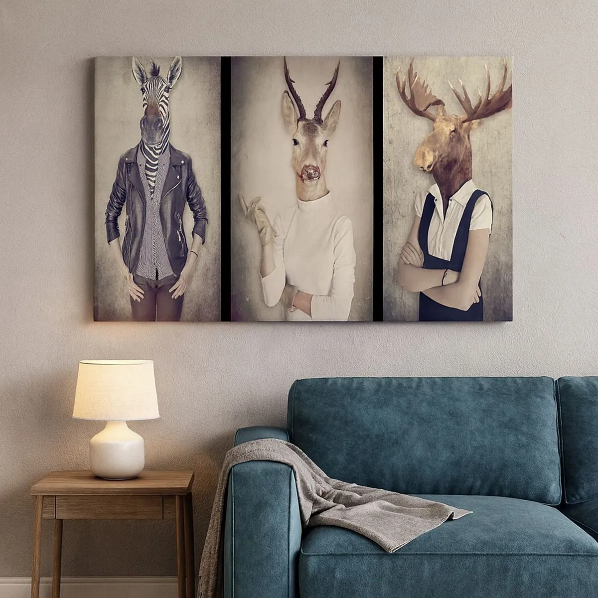 Canvastavla - Bild på duk - En triptyk med djurfigurer i människokläder mot en konstnärlig bakgrund - 70x50cm - Må gesterna tala - Modern väggdekoration för vardagsrum och sovrum ARTTOR