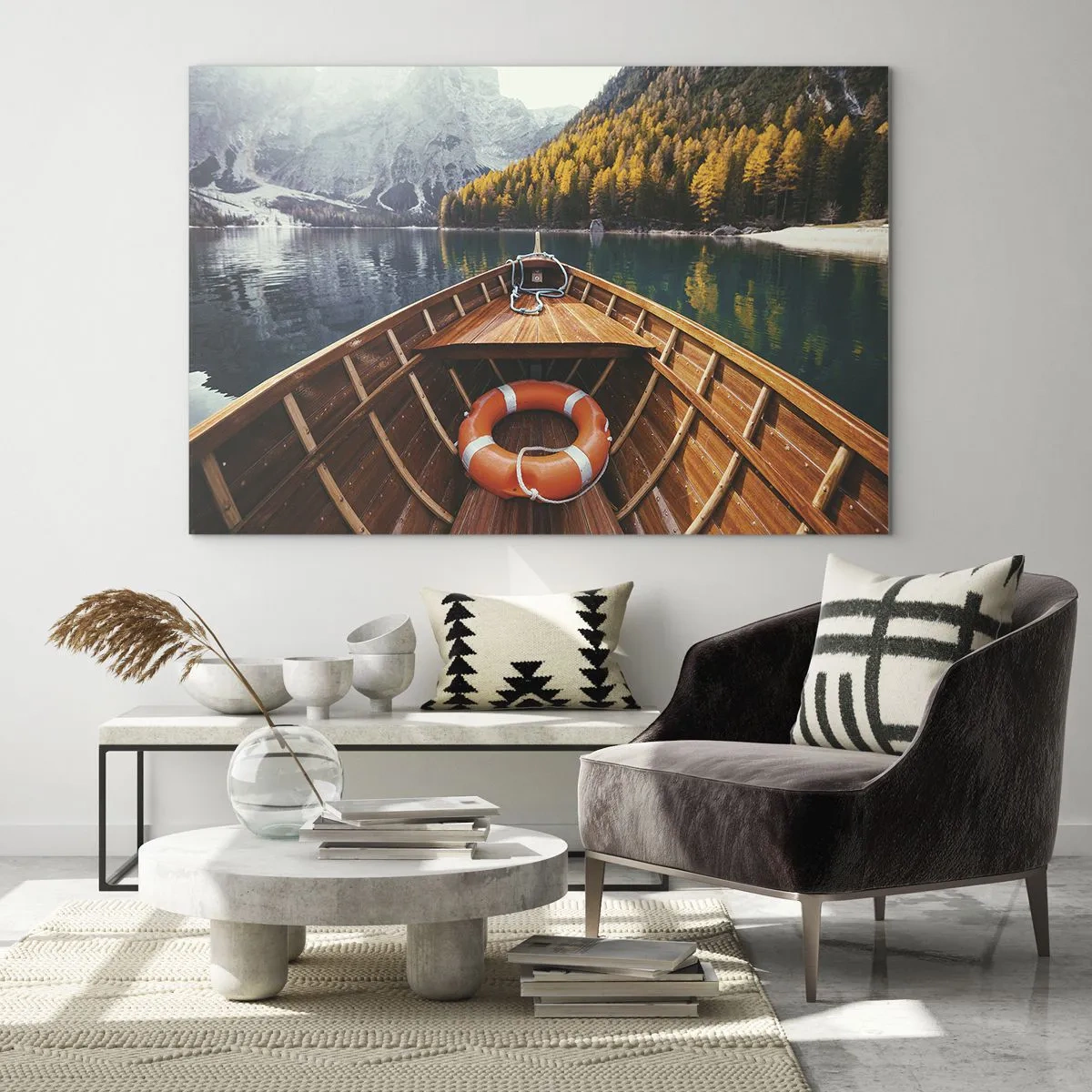 Glastavla - Bild på glas - Utsikt från en träbåt över en fjällsjö och en höstskog - 70x50cm - Utflykt i fjällen - Modern väggdekoration för vardagsrum och sovrum ARTTOR