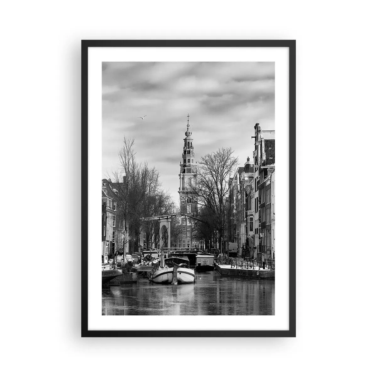 Affisch i svart ram - En svartvit vy över kanalen med ett historiskt torn i bakgrunden. - 50x70cm - Amsterdam stämning - Modern väggdekoration för vardagsrum och sovrum ARTTOR