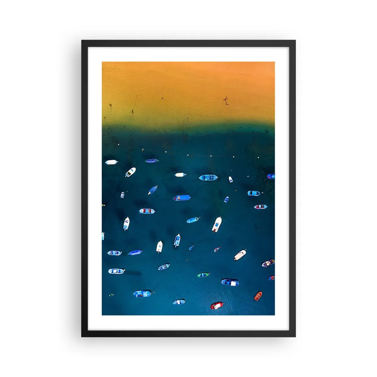 Affisch i svart ram - Flygfoto över båtar som driver längs stranden - 50x70cm - Ett semesterspel - Modern väggdekoration för vardagsrum och sovrum ARTTOR