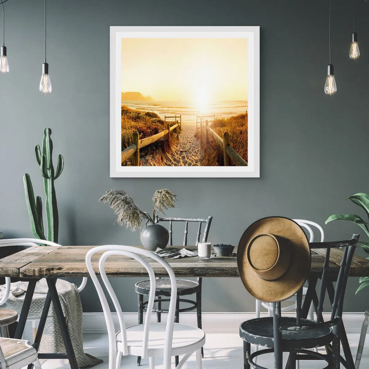 Affisch i vit ram - Genom sanddynan mot solen - 40x40 cm