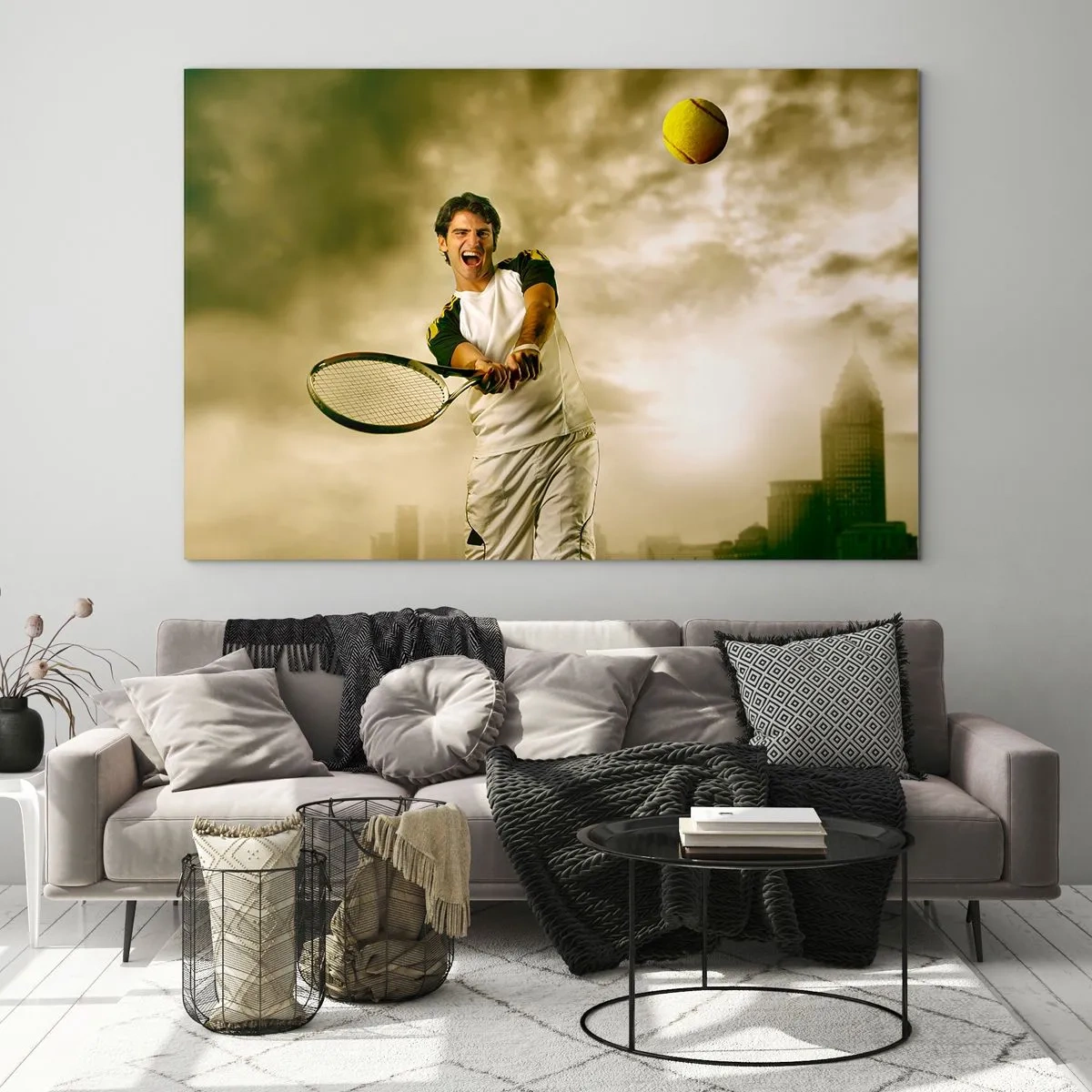 Glastavla - Bild på glas - En tennisspelare som slår bollen mot bakgrund av en stad - 70x50cm - Energi och glädje - Modern väggdekoration för vardagsrum och sovrum ARTTOR
