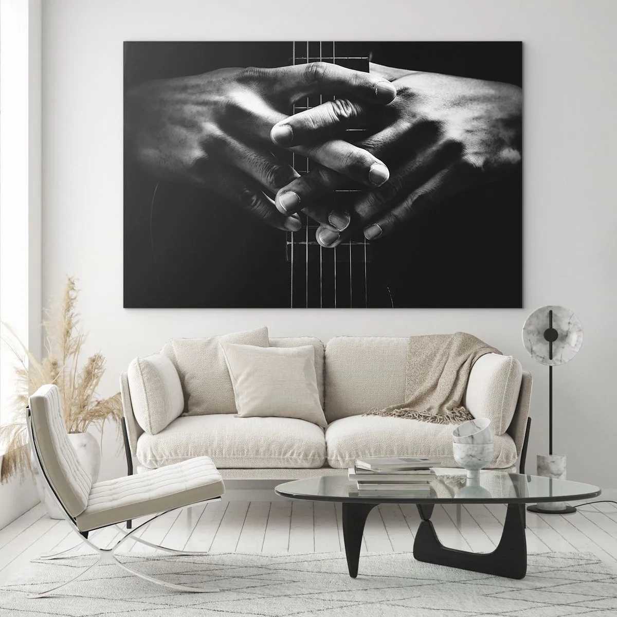 Glastavla - Bild på glas - Knäppta händer vilar på gitarrhalsen i svartvitt - 70x50cm - Artistens bön - Modern väggdekoration för vardagsrum och sovrum ARTTOR
