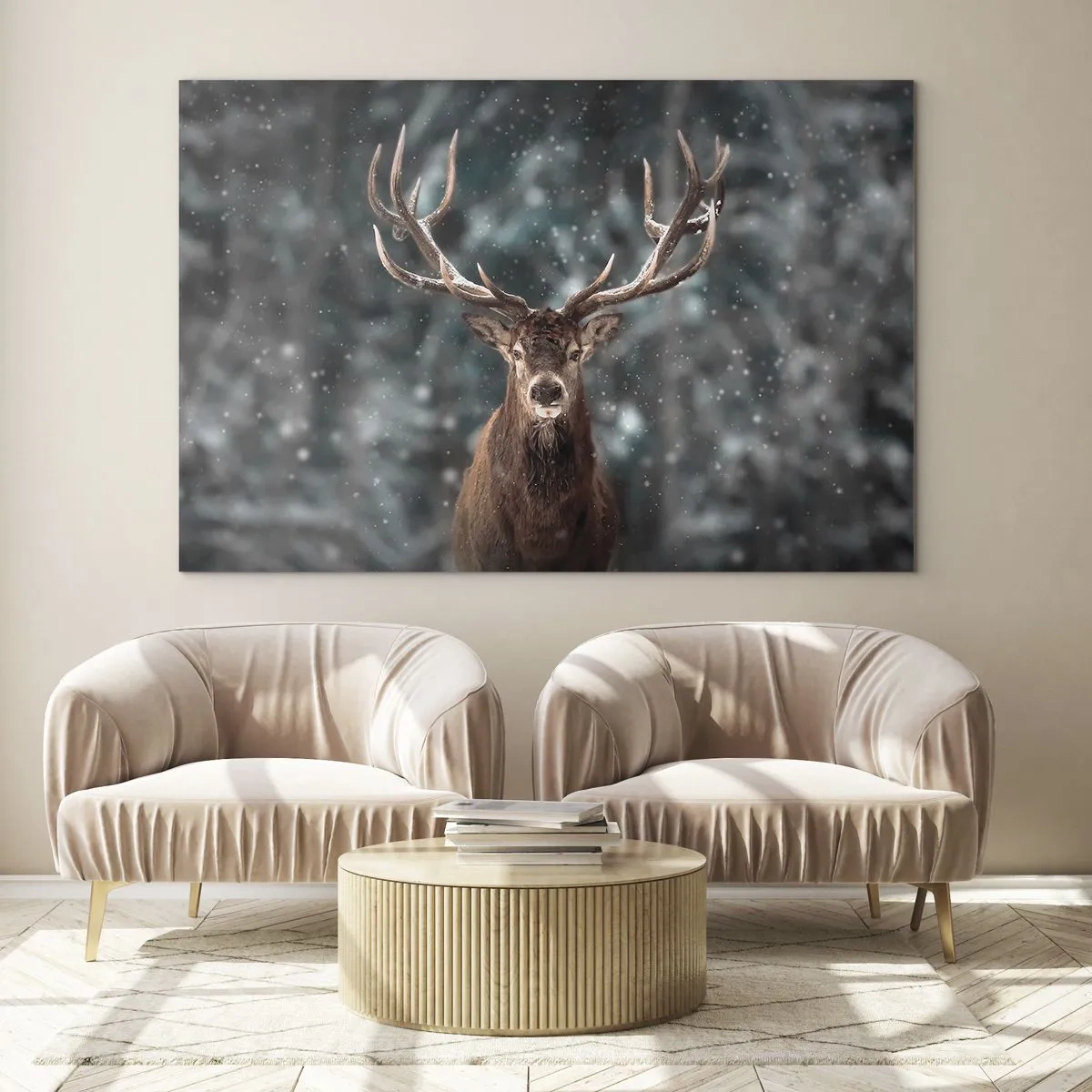 Glastavla - Bild på glas - En stolt hjort i en vinterskog mitt i fallande snö - 70x50cm - Krönt skogens kung - Modern väggdekoration för vardagsrum och sovrum ARTTOR
