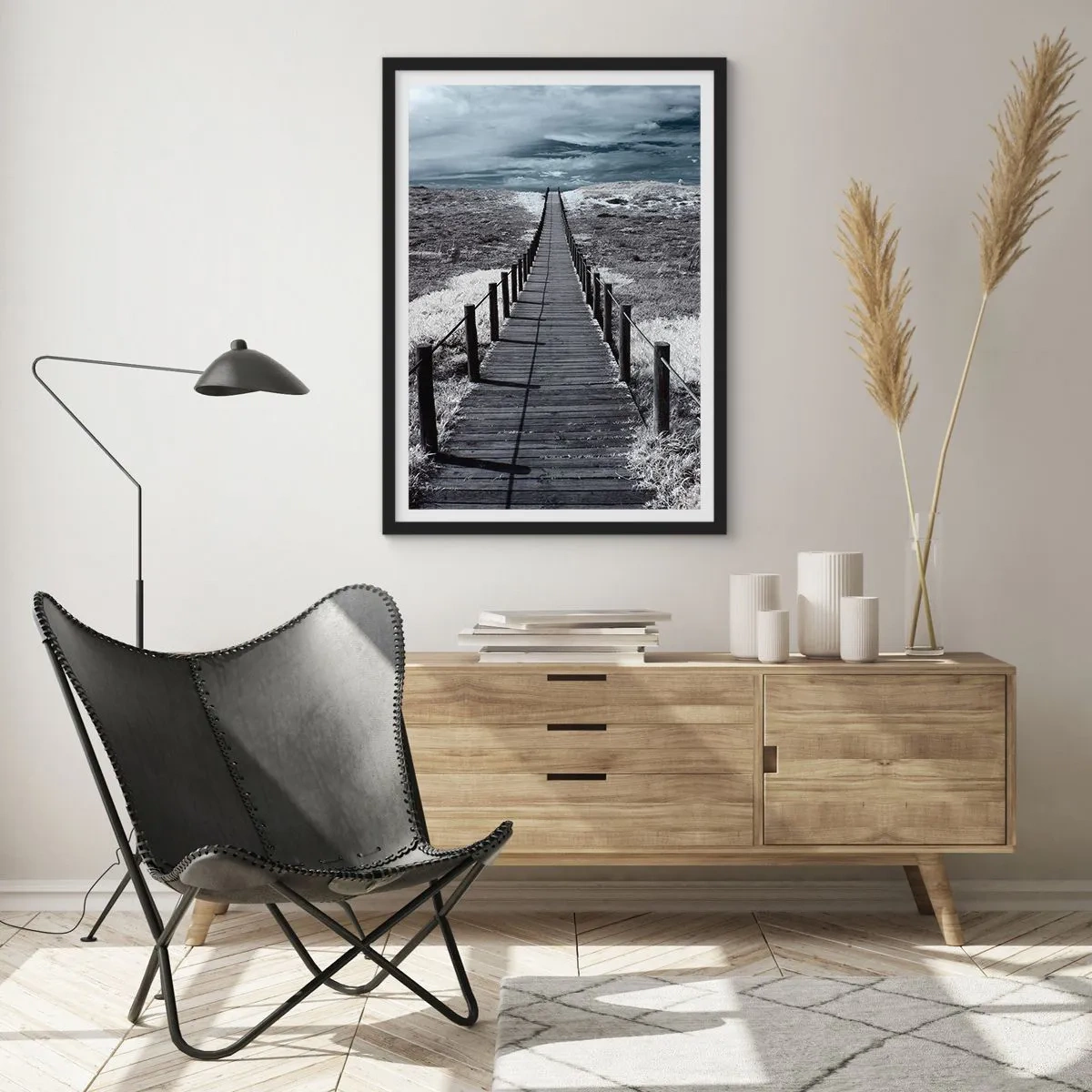 Affisch i svart ram - En trästig in i det okända - 50x70cm - Precis vid kusten - Modern väggdekoration för vardagsrum och sovrum ARTTOR