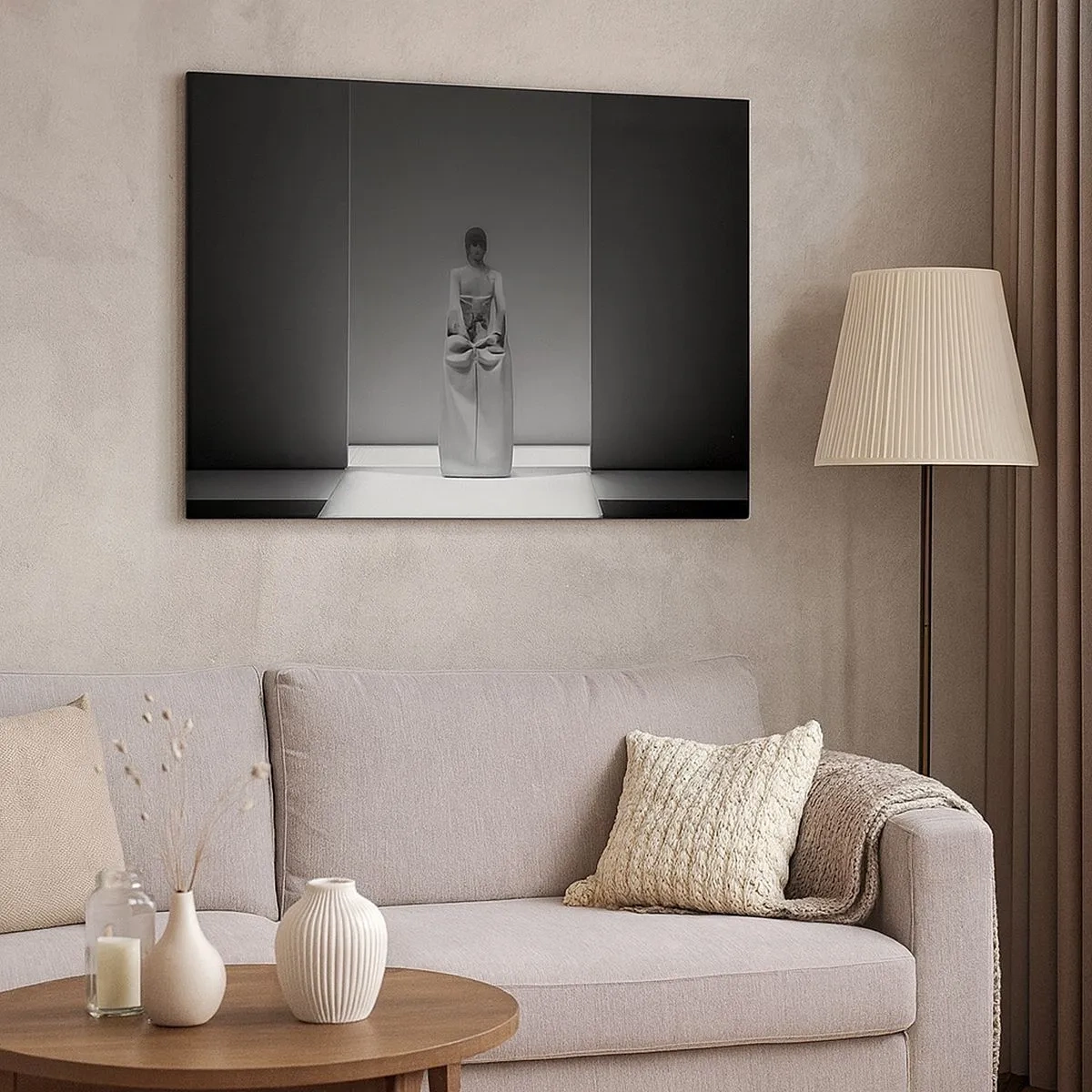 Canvastavla - Bild på duk - En svartvit målning med en minimalistisk scen av en kvinna i ett geometriskt rum. - 70x50cm - Raffinerad enkelhet - Modern väggdekoration för vardagsrum och sovrum ARTTOR