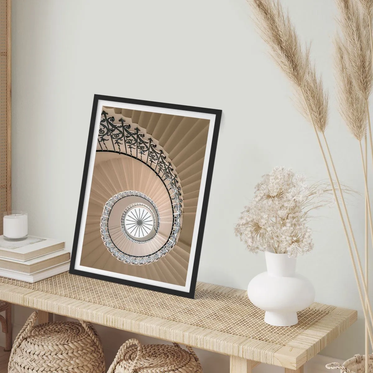 Affisch i svart ram - Fotografi av en spiraltrappa med en dekorativ balustrad - 50x70cm - I musslans mitt - Modern väggdekoration för vardagsrum och sovrum ARTTOR