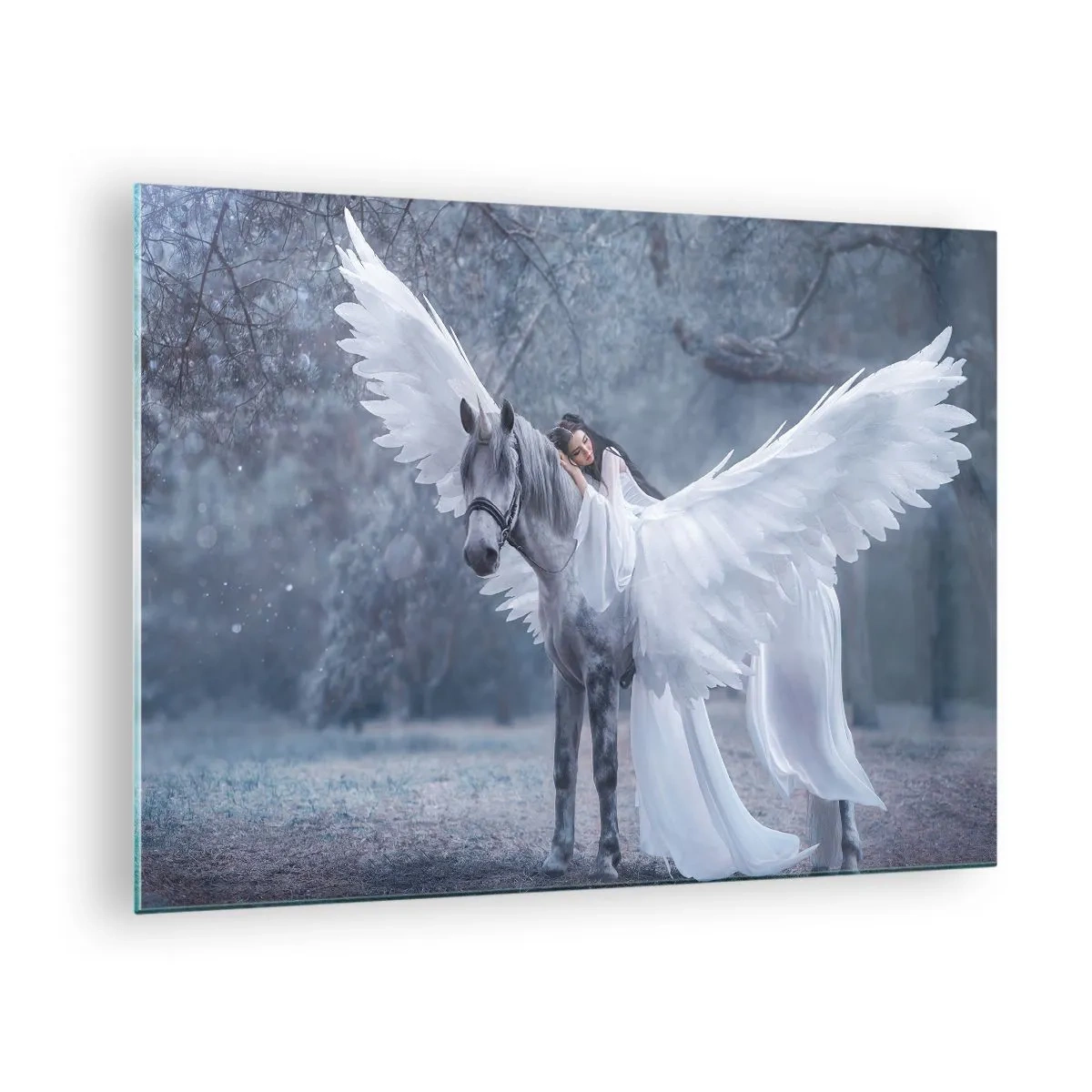 Glastavla - Bild på glas - Pegasus med vita vingar och en kvinna i en klänning i en mystisk skog - 70x50cm - En stund full av inspiration - Modern väggdekoration för vardagsrum och sovrum ARTTOR