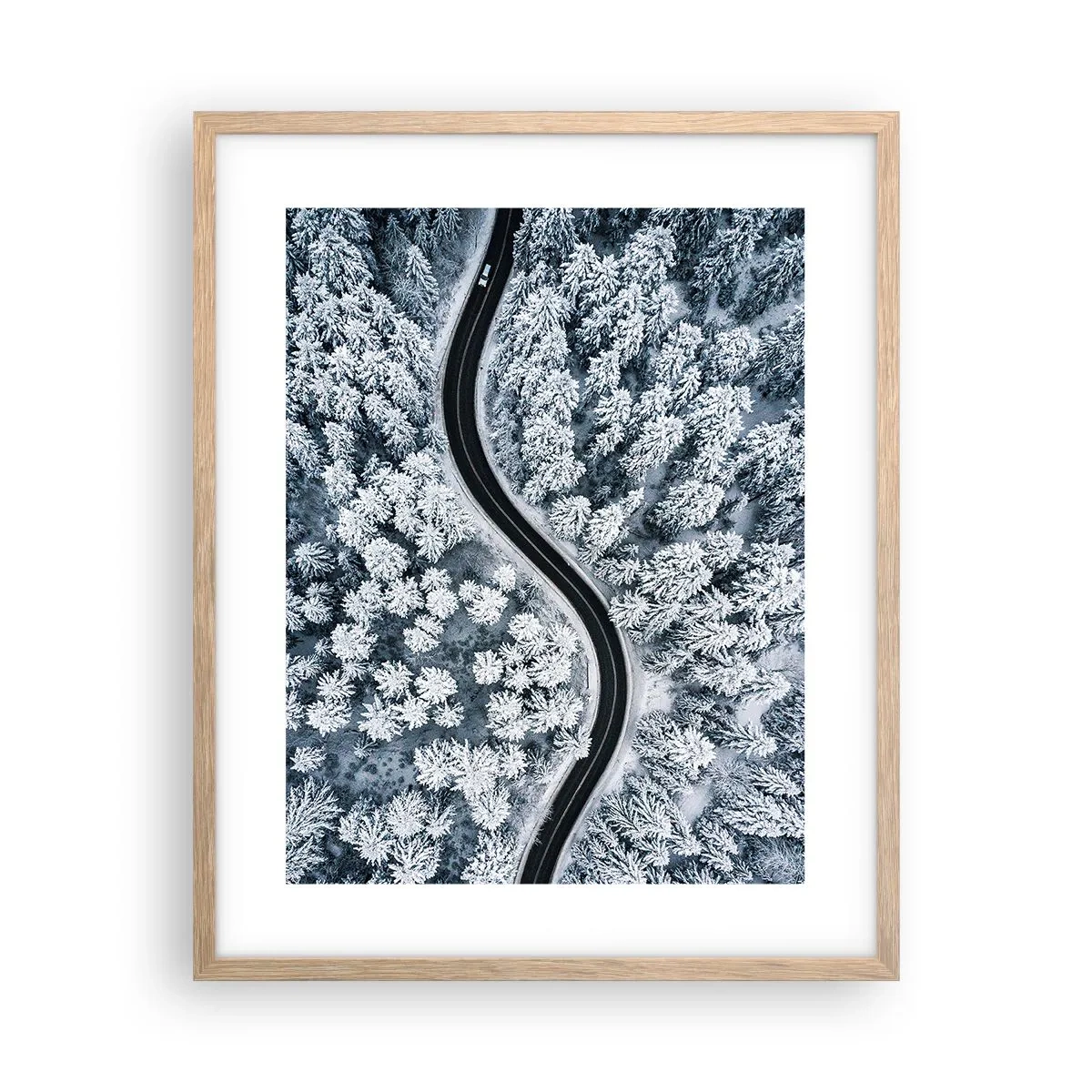 Affisch i ram av ljusek - Genom vinterskogen - 40x50 cm