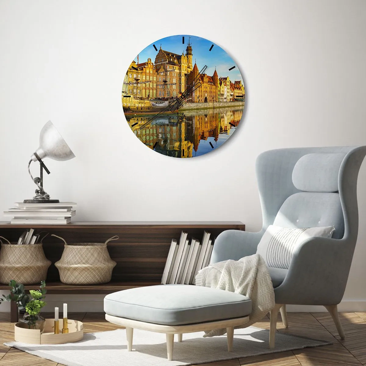 Väggklocka - Klocka på glas - Panorama över den gamla staden med reflektion i vattnet i solnedgångsljuset - 30x30cm - Det förflutnas spegelbild - Modern väggdekoration för vardagsrum, kök och sovrum ARTTOR