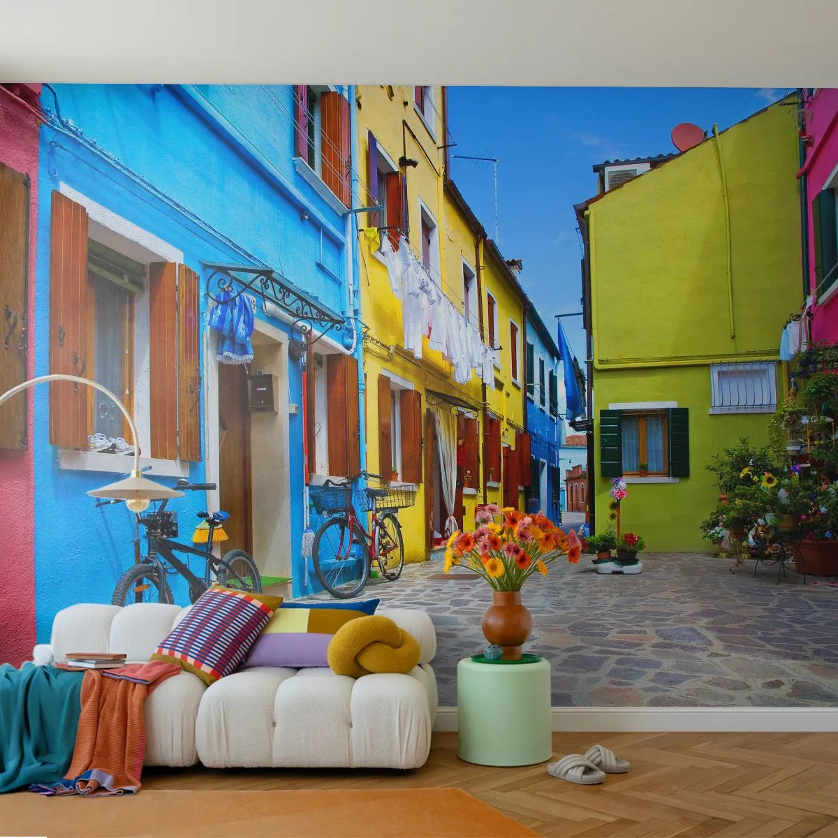 Självhäftande Fototapet Deluxe Sticker - Pastell, söt gränd - Stad, Cyklar, Gränd - 250x175 cm