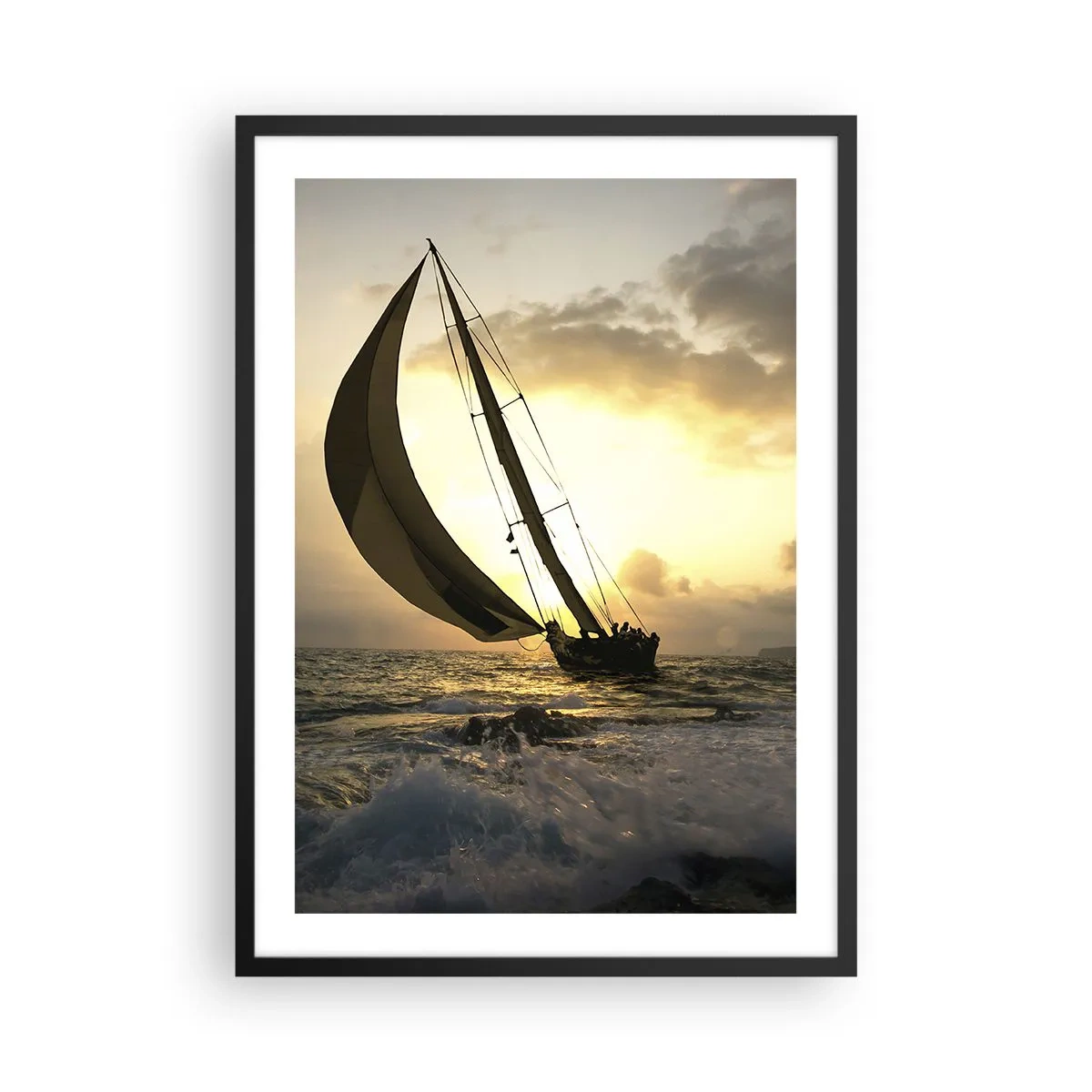 Affisch i svart ram - En segelbåt på ett stormigt hav i skenet av den nedgående solen - 50x70cm - Med och mot vinden - Modern väggdekoration för vardagsrum och sovrum ARTTOR