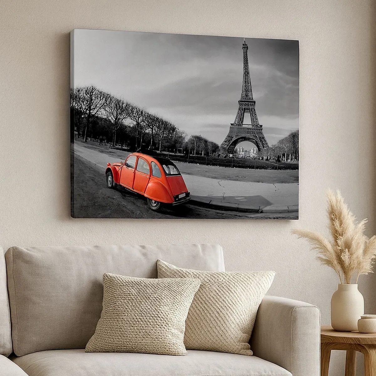 Canvastavla - Bild på duk - En röd bil med Eiffeltornet i bakgrunden i ett svartvitt landskap - 70x50cm - Mera parisianskt än själva Paris - Modern väggdekoration för vardagsrum och sovrum ARTTOR