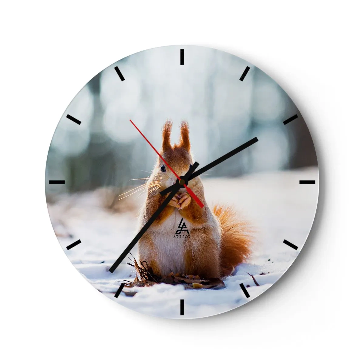 Väggklocka - Klocka på glas - En ekorre i snön i ett vinterlandskap - 30x30cm - Vad glor du på? - Modern väggdekoration för vardagsrum, kök och sovrum ARTTOR