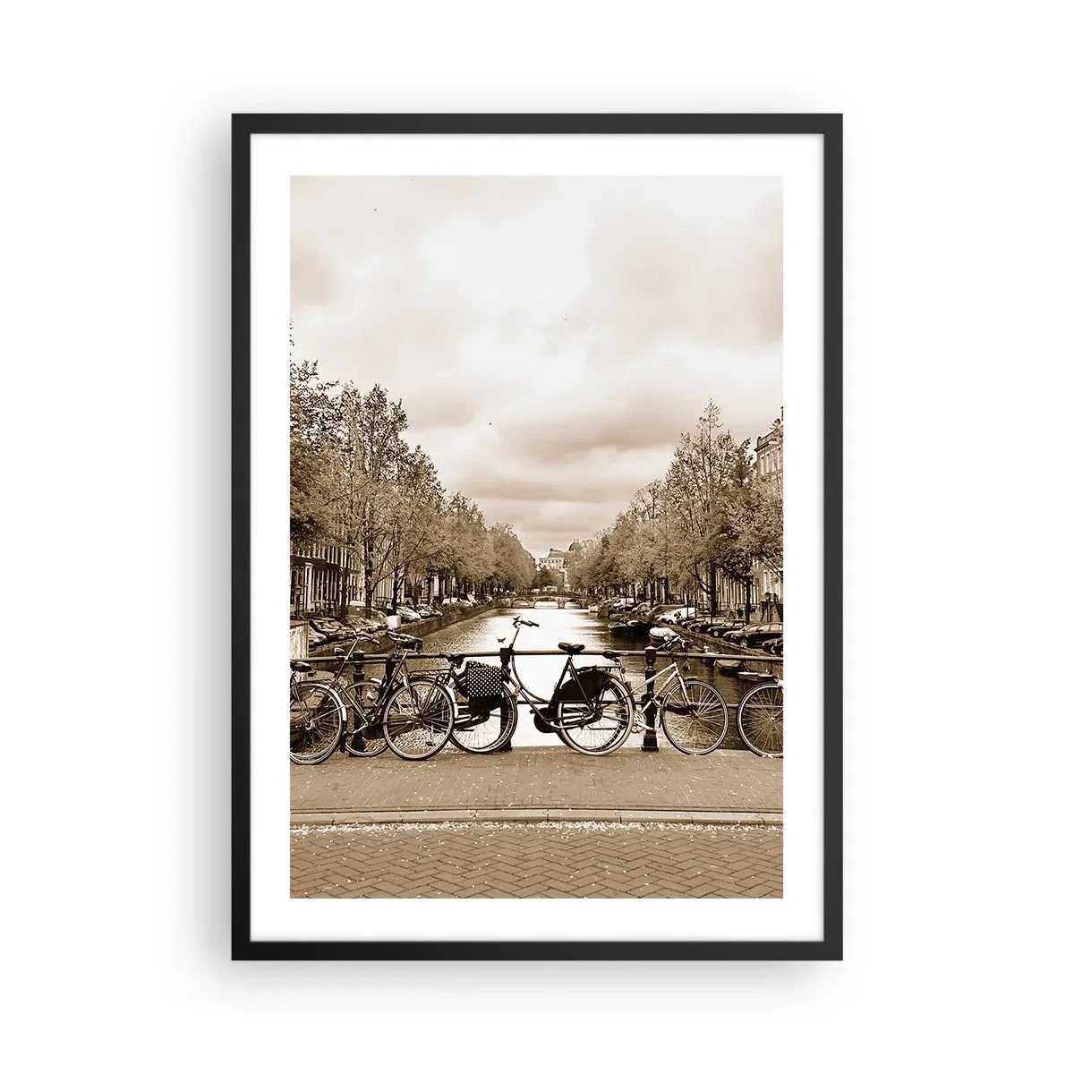 Affisch i svart ram - Sepiafärgade cyklar vid kanalen - 50x70cm - Holländsk stämning - Modern väggdekoration för vardagsrum och sovrum ARTTOR