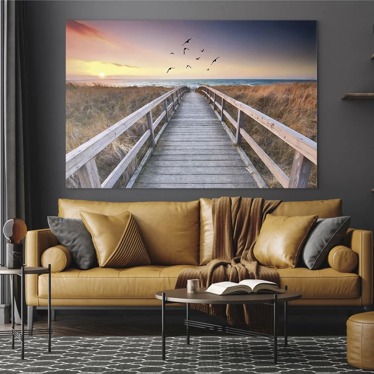 Glastavla - Bild på glas - En trägångbro över sanddynerna som leder till stranden vid solnedgången - 70x50cm - Startbana - Modern väggdekoration för vardagsrum och sovrum ARTTOR