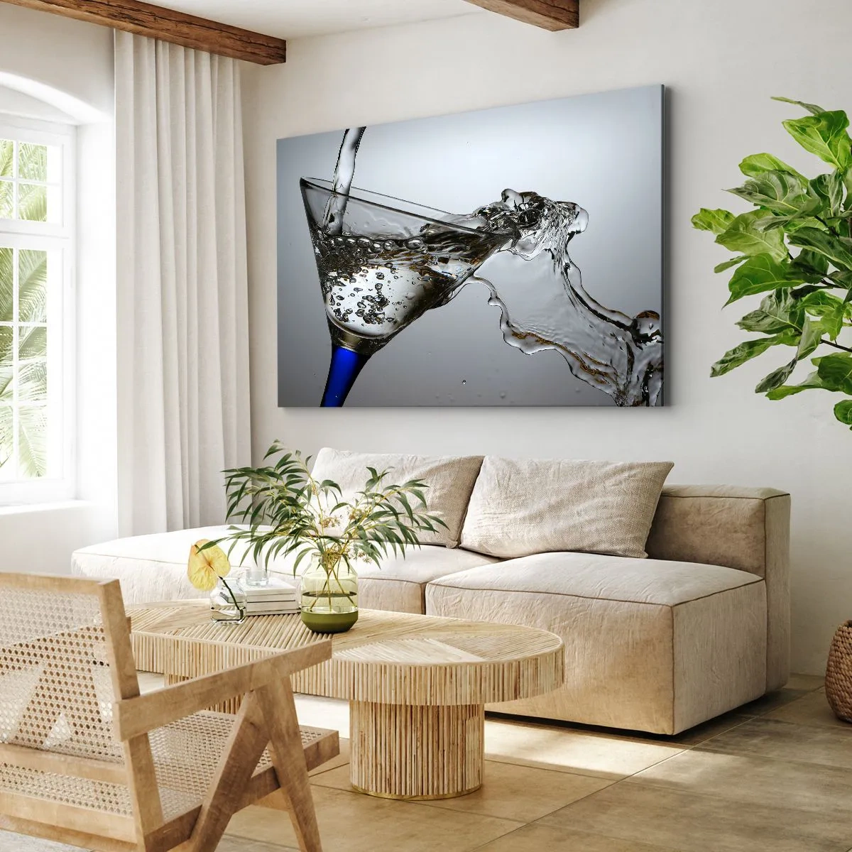 Canvastavla - Bild på duk - Ett glas vatten i rörelse mot en ljus bakgrund - 70x50cm - Kristallklart vatten i kristallglas - Modern väggdekoration för vardagsrum och sovrum ARTTOR