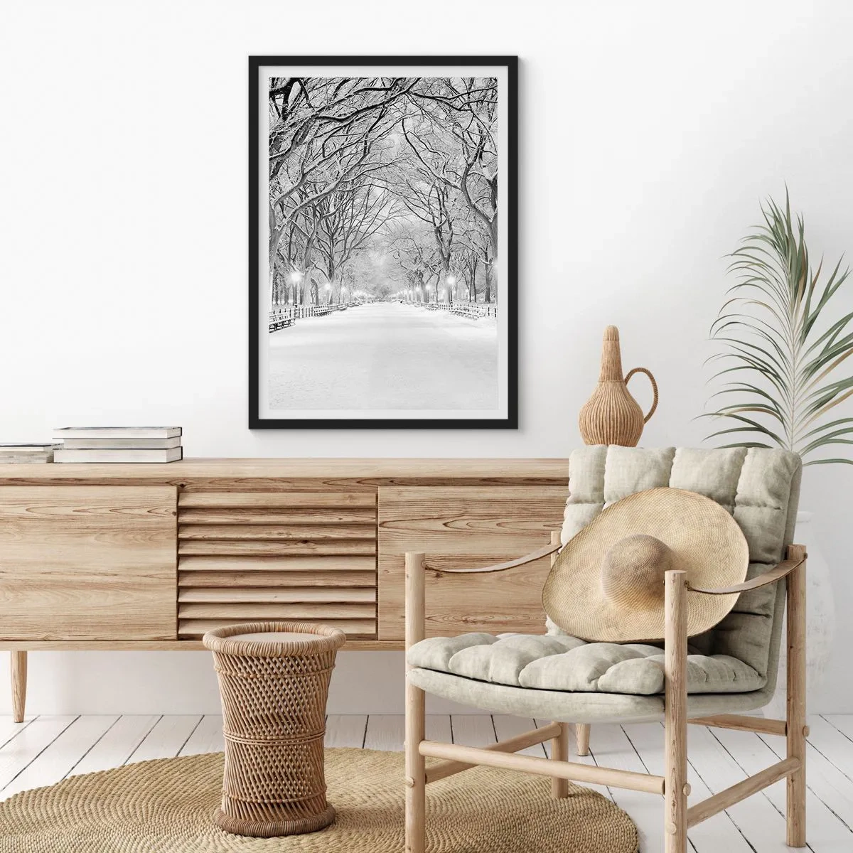 Affisch i svart ram - En vinterallé av träd täckta med snö i parken - 50x70cm - De fyra årstiderna - vinter - Modern väggdekoration för vardagsrum och sovrum ARTTOR