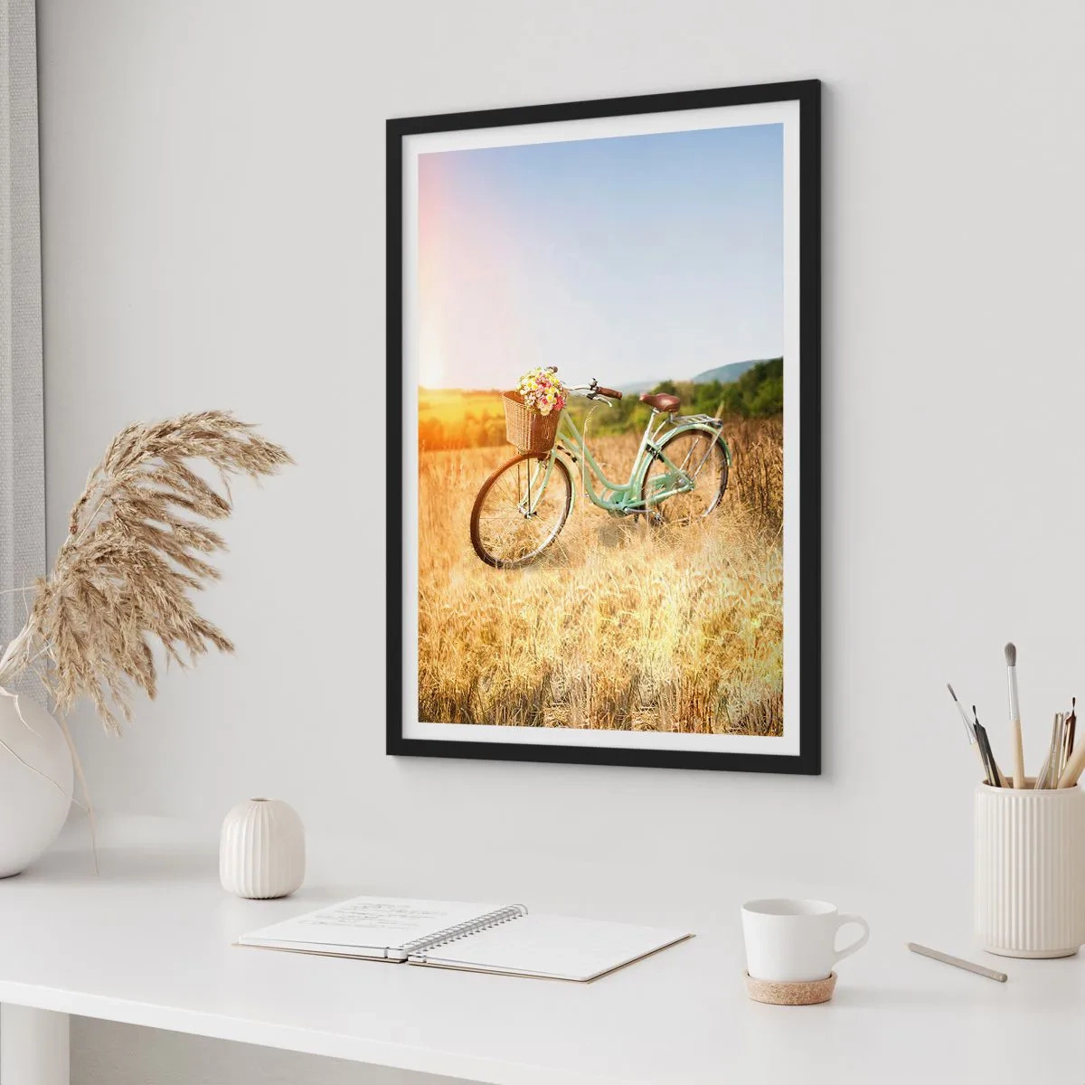 Affisch i svart ram - En cykel med en korg full av blommor på en äng - 50x70cm - Jag stannar här en stund - Modern väggdekoration för vardagsrum och sovrum ARTTOR