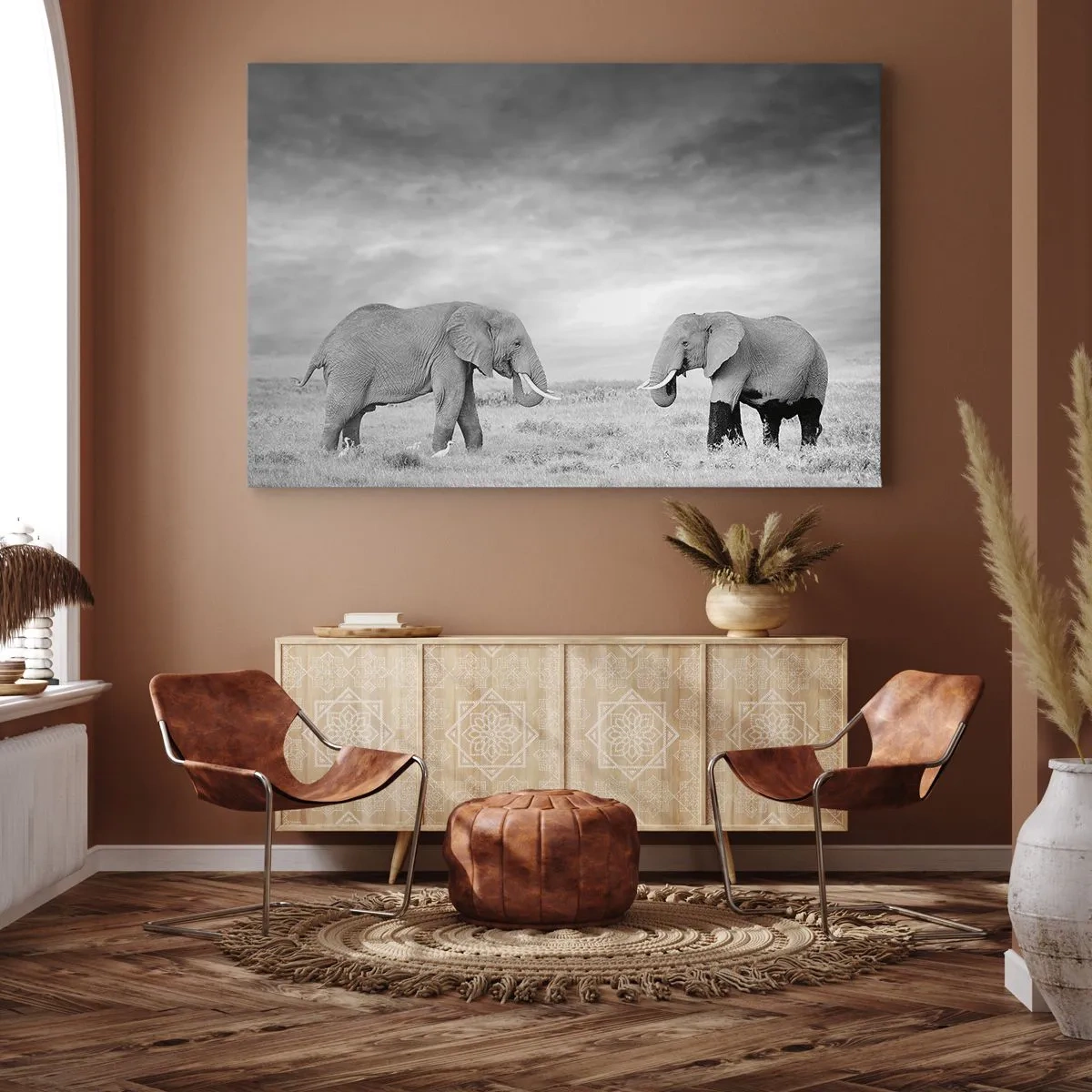 Canvastavla - Bild på duk - Två elefanter mot bakgrund av den afrikanska savannen - 70x50cm - Grått är vackert - Modern väggdekoration för vardagsrum och sovrum ARTTOR