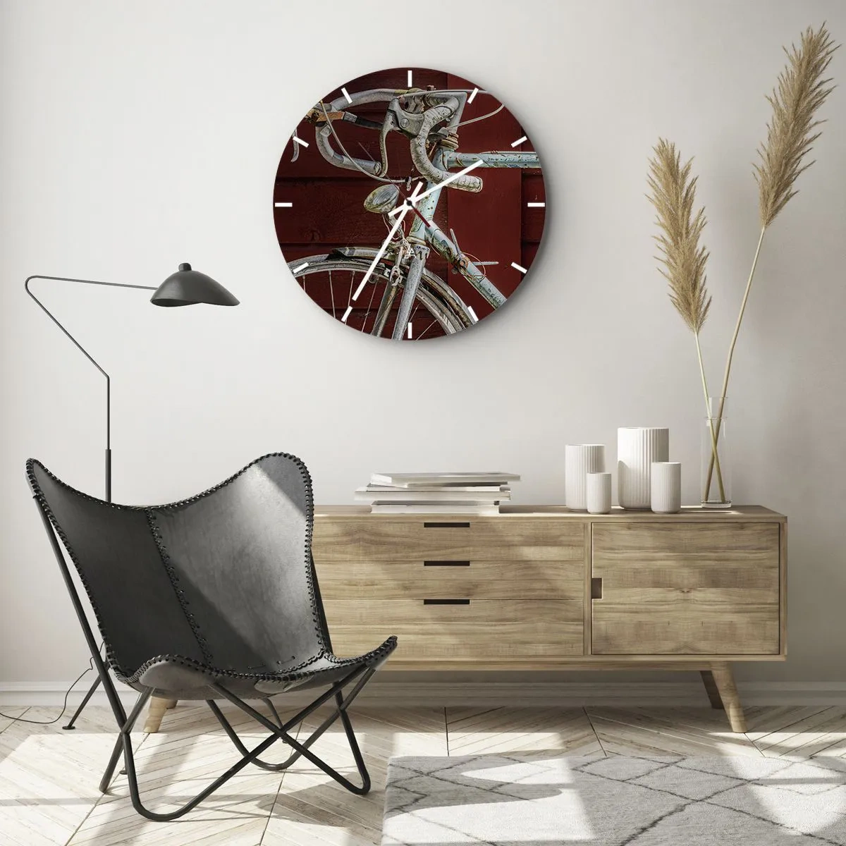 Väggklocka - Klocka på glas - Närbild av en retrocykel mot en röd tavla - 30x30cm - Skapad för segrar - Modern väggdekoration för vardagsrum, kök och sovrum ARTTOR