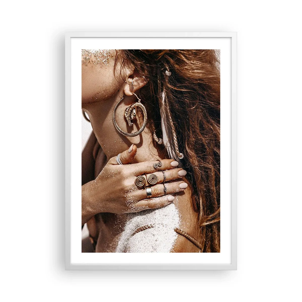 Affisch i vit ram - Vilda strandens drottning - 50x70 cm