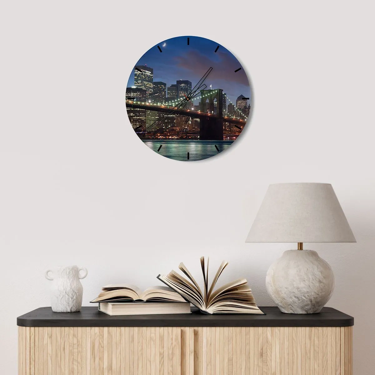 Väggklocka - Klocka på glas - Brooklynbron med utsikt över staden på natten - 30x30cm - Glödande natt - Modern väggdekoration för vardagsrum, kök och sovrum ARTTOR