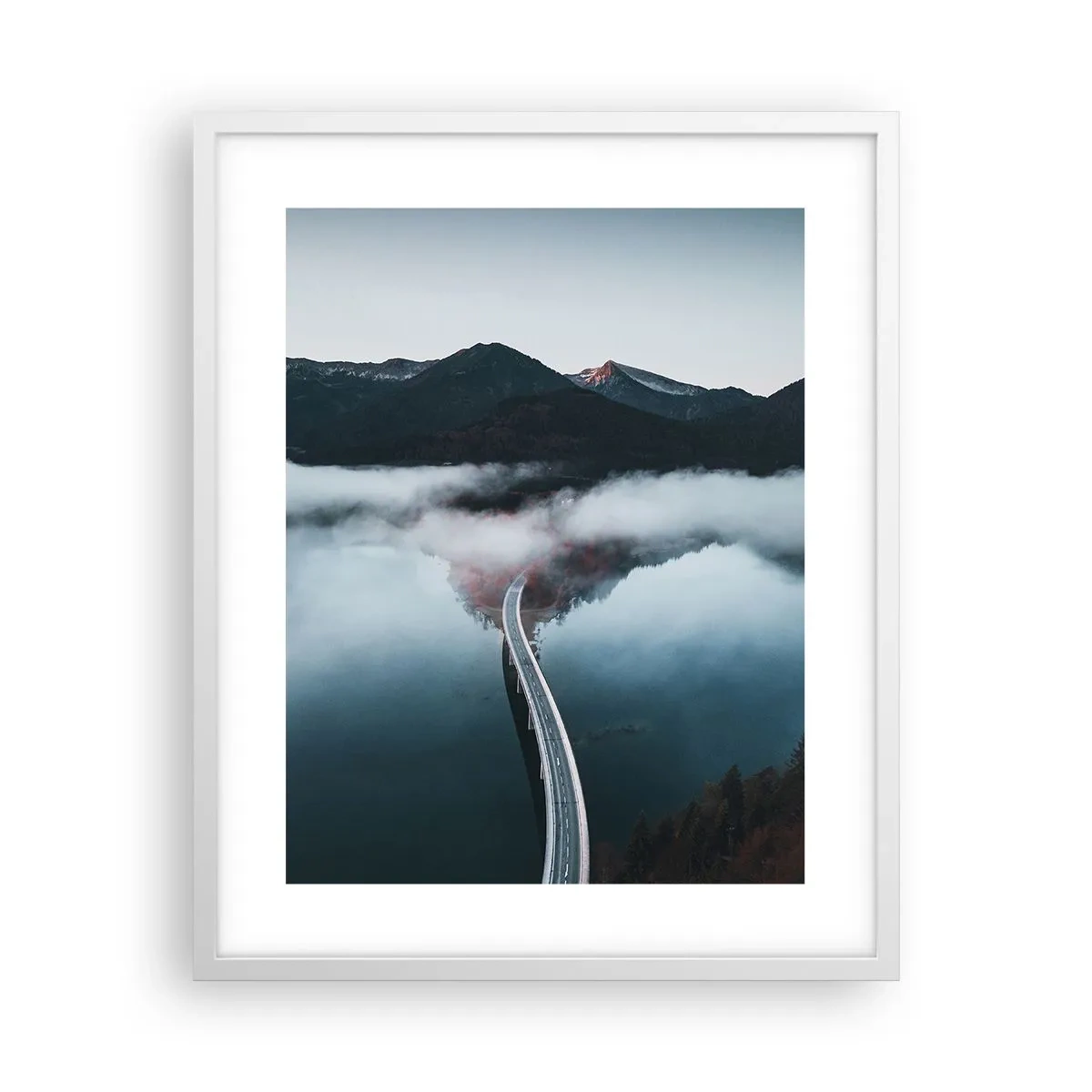 Affisch i vit ram - Över ett vatten som är så slätt som en spegel - 40x50 cm