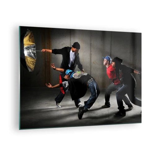Glastavla - Bild på glas - En grupp dansare i en dynamisk pose mot en industriell bakgrund. - 70x50cm - Dansar med gatuvinden - Modern väggdekoration för vardagsrum och sovrum ARTTOR
