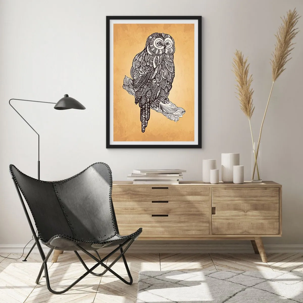 Affisch i svart ram - En stiliserad uggla i ett ornamentalt mönster mot en beige bakgrund. - 50x70cm - Invecklade ornament av visdom - Modern väggdekoration för vardagsrum och sovrum ARTTOR