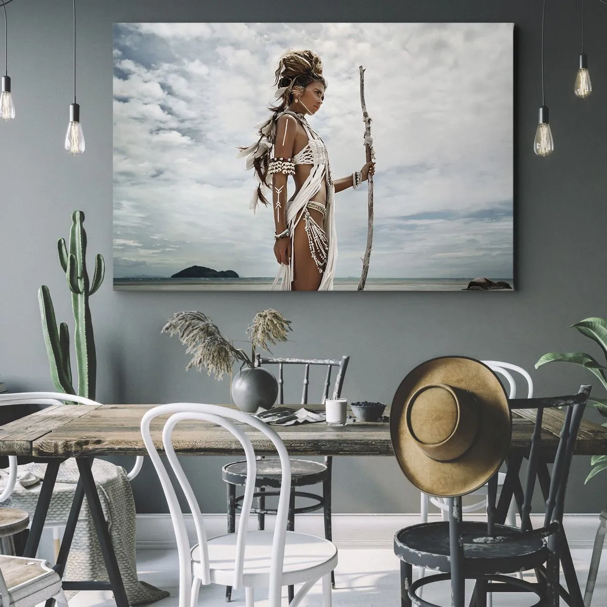 Canvastavla - Bild på duk - Stiliserad kvinna på stranden med etniska ornament och en pinne - 70x50cm - Tropikens drottning - Modern väggdekoration för vardagsrum och sovrum ARTTOR