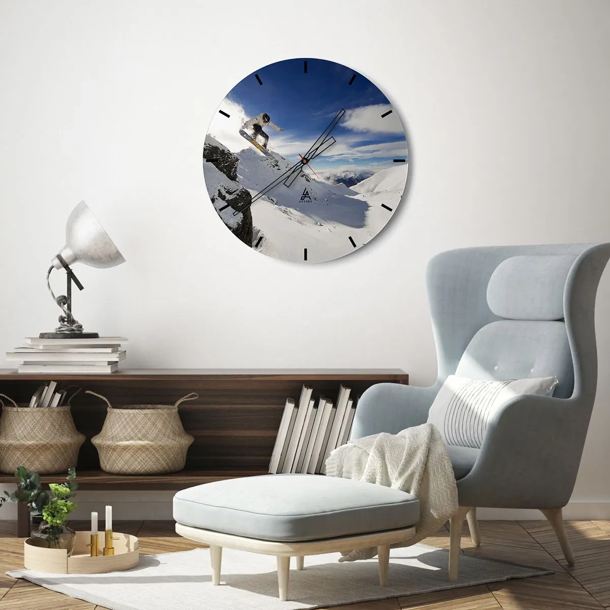 Väggklocka - Klocka på glas - Snowboardåkare i aktion med berg i bakgrunden - 30x30cm - Frihet utan gränserna - Modern väggdekoration för vardagsrum, kök och sovrum ARTTOR