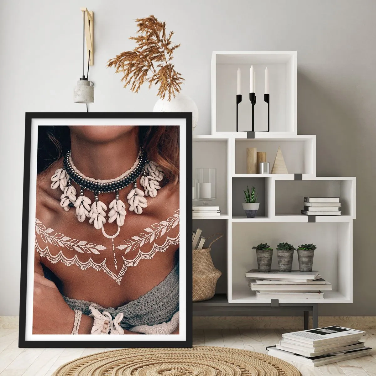 Affisch i svart ram - Porträtt av en kvinna med snäckhalsband och vit tatuering - 50x70cm - Kvinnlighetens talismaner, ritualer - Modern väggdekoration för vardagsrum och sovrum ARTTOR