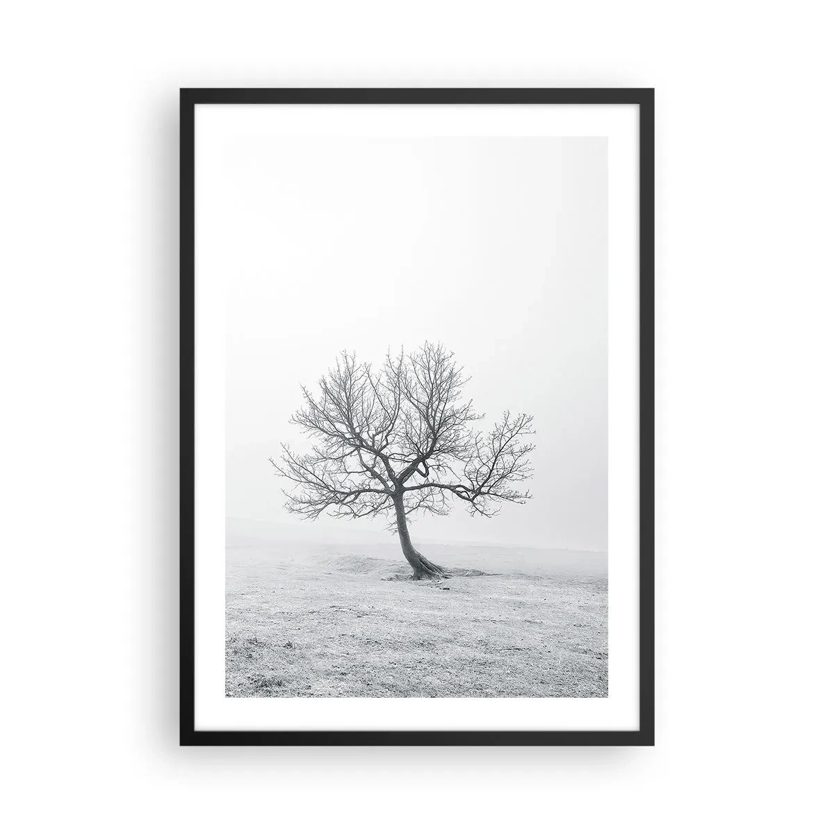 Affisch i svart ram - Ett minimalistiskt landskap med ett ensamt träd i en vintermiljö. - 50x70cm - Mot intet - Modern väggdekoration för vardagsrum och sovrum ARTTOR