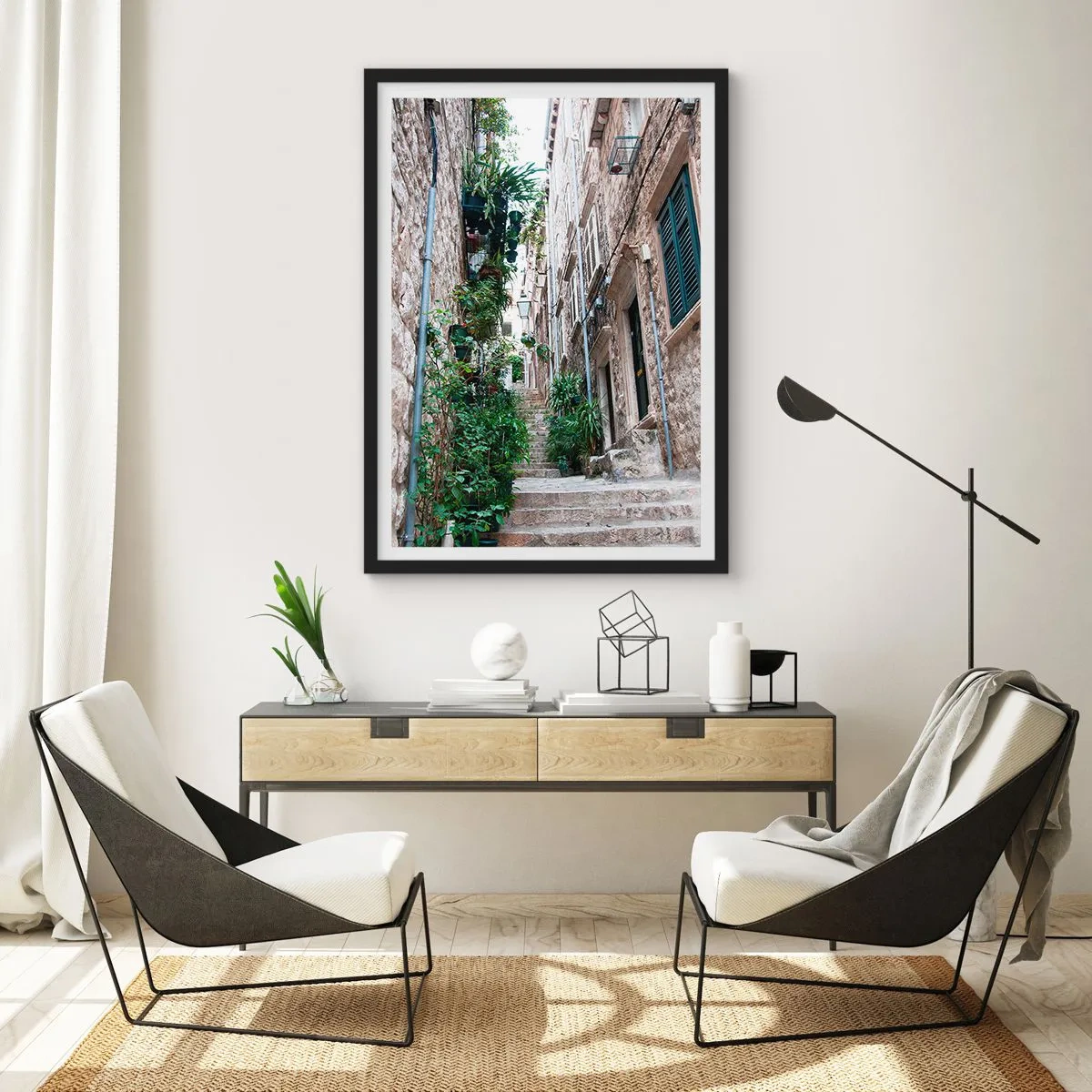 Affisch i svart ram - En stengata med frodig vegetation och trappor - 50x70cm - Gamla stans charm - Modern väggdekoration för vardagsrum och sovrum ARTTOR