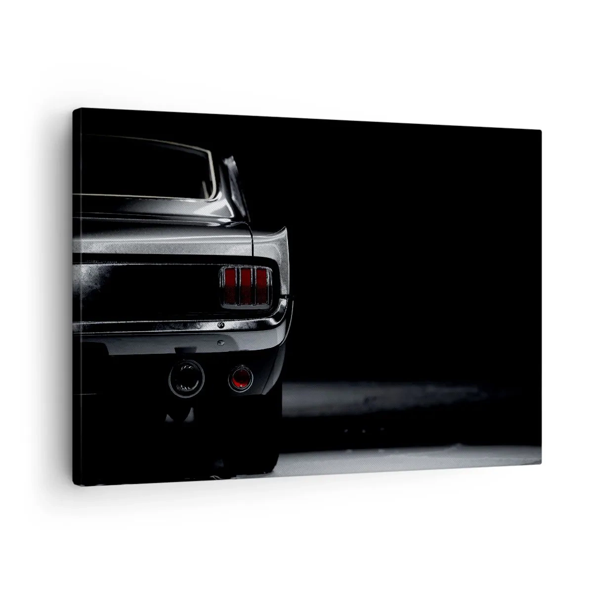 Canvastavla - Bild på duk - En svartvit bild av baksidan av en klassisk bil mot en mörk bakgrund. - 70x50cm - Klassisk charm - Modern väggdekoration för vardagsrum och sovrum ARTTOR