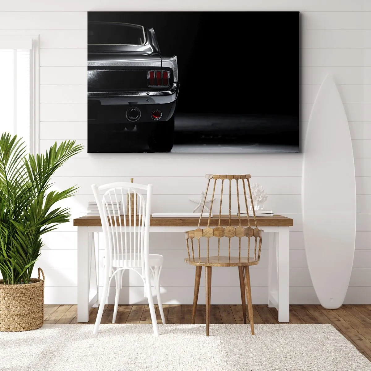 Canvastavla - Bild på duk - En svartvit bild av baksidan av en klassisk bil mot en mörk bakgrund. - 70x50cm - Klassisk charm - Modern väggdekoration för vardagsrum och sovrum ARTTOR
