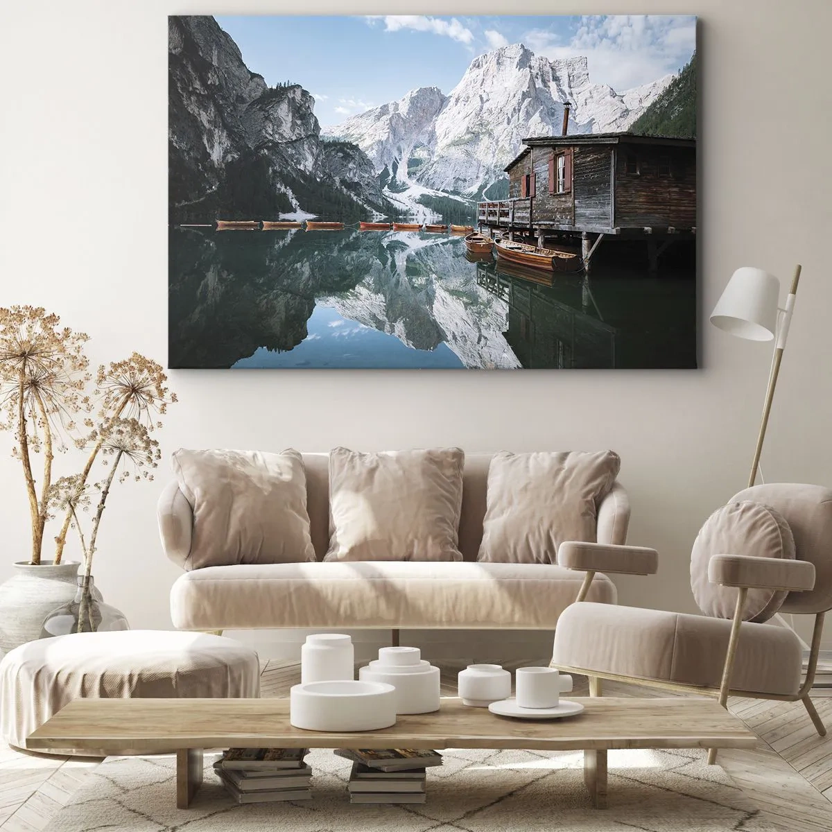 Canvastavla - Bild på duk - En trästuga vid en lugn fjällsjö - 70x50cm - Kristallklar fjällmorgon - Modern väggdekoration för vardagsrum och sovrum ARTTOR