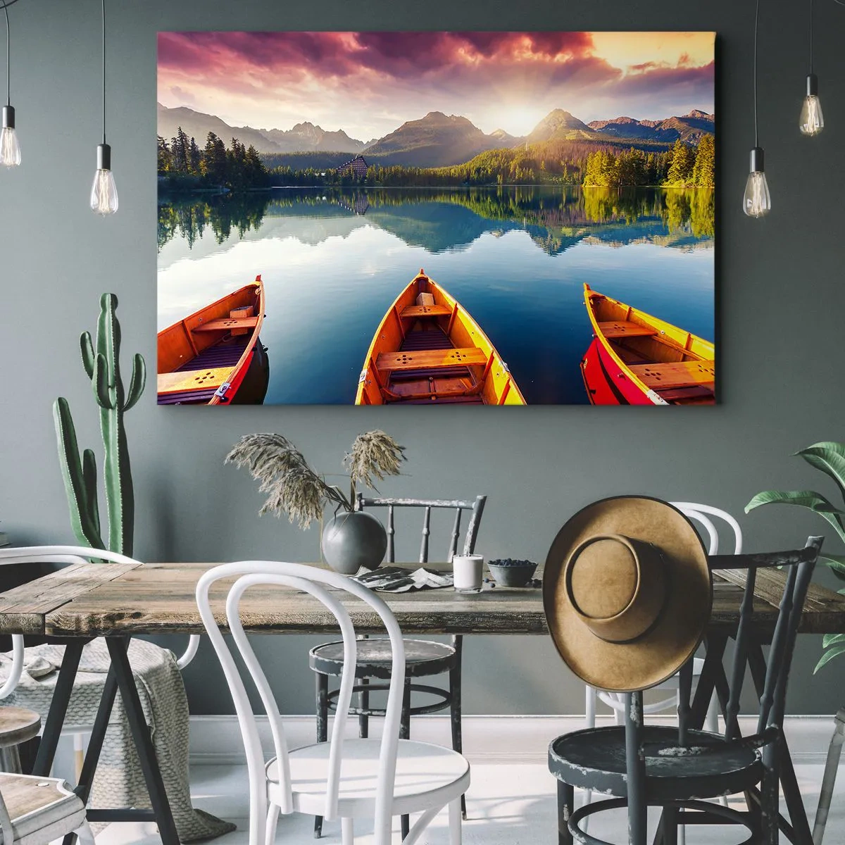 Canvastavla - Bild på duk - Tre träbåtar mot bakgrund av en fjällsjö vid solnedgången - 70x50cm - Ingenting mot naturen - Modern väggdekoration för vardagsrum och sovrum ARTTOR