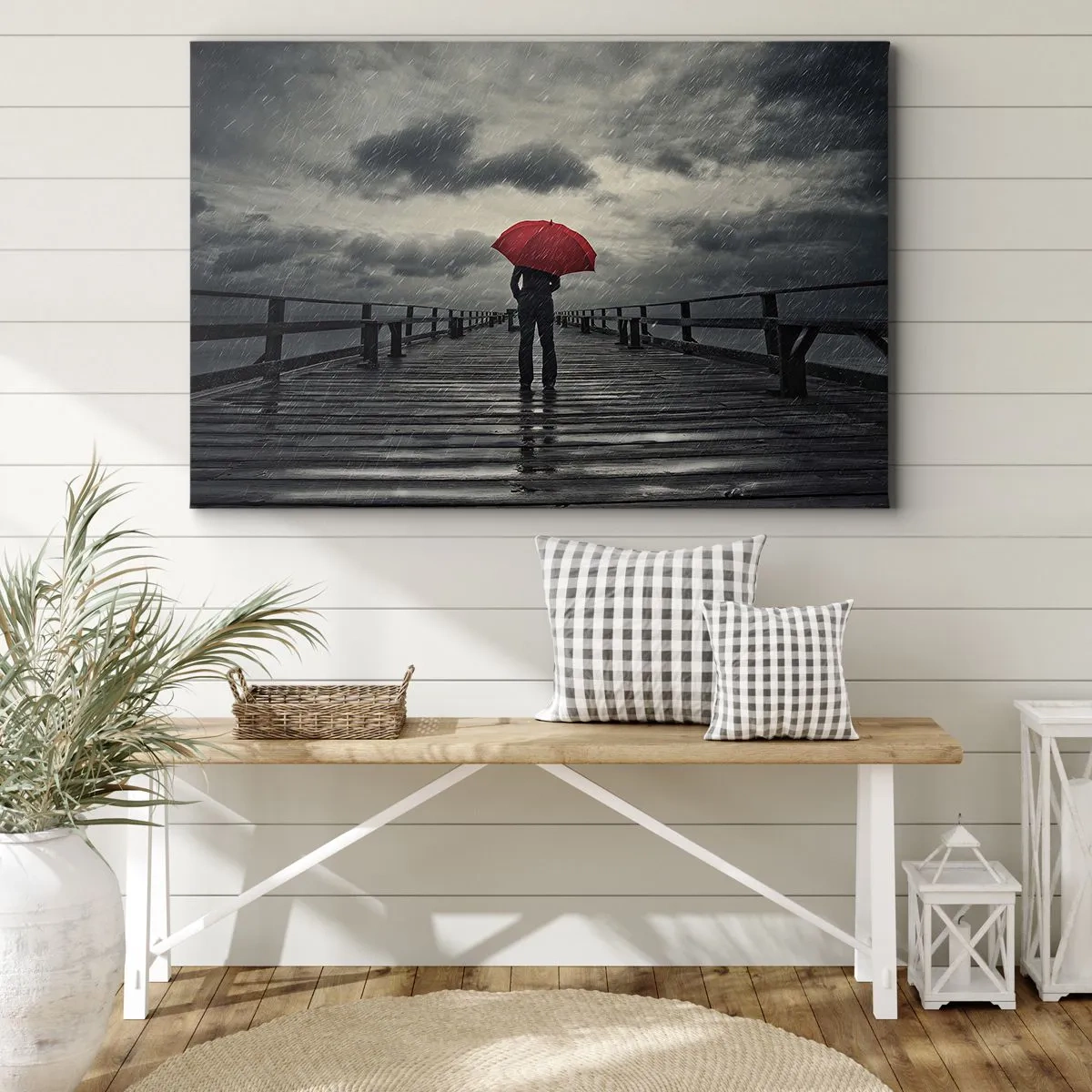 Canvastavla - Bild på duk - En person med ett rött paraply på en regnig pir - 70x50cm - Det gör inget att det regnar - Modern väggdekoration för vardagsrum och sovrum ARTTOR