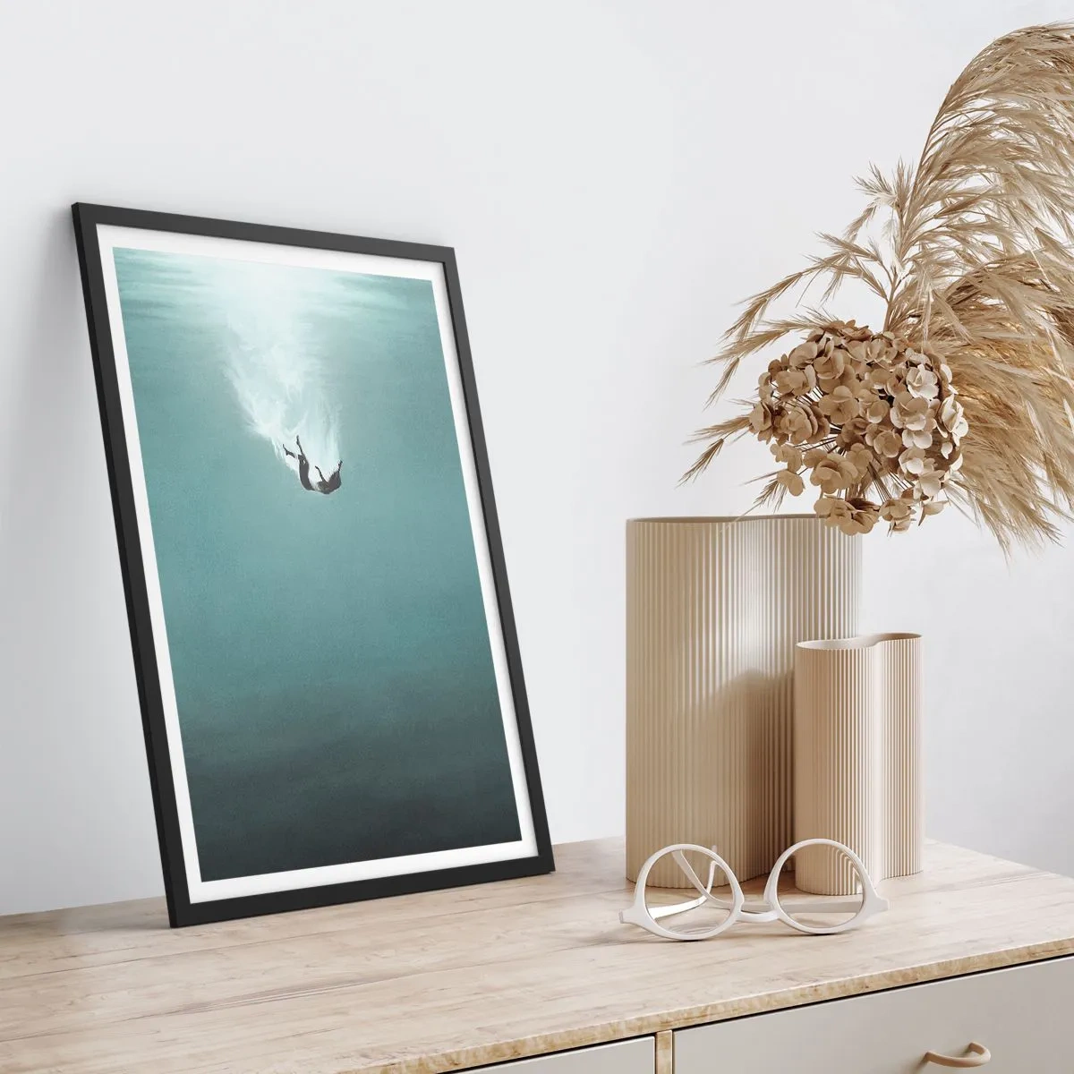 Affisch i svart ram - Silhuetten av en man som faller ner i vattnets djup - 50x70cm - I havets famn - Modern väggdekoration för vardagsrum och sovrum ARTTOR