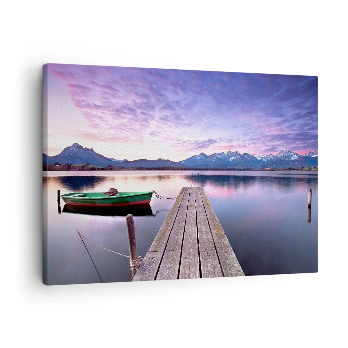 Canvastavla - Bild på duk - En träpir med en båt på en sjö omgiven av berg vid solnedgången - 70x50cm - Vänlig tystnad - Modern väggdekoration för vardagsrum och sovrum ARTTOR