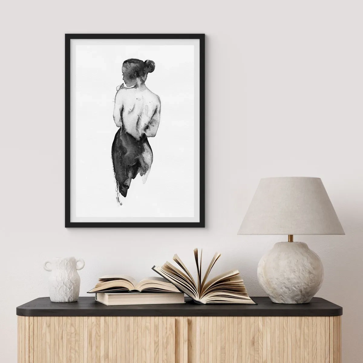 Affisch i svart ram - Silhuett av en kvinna i akvarell svart på vit bakgrund - 50x70cm - Världen försvinner i hennes närvaro - Modern väggdekoration för vardagsrum och sovrum ARTTOR